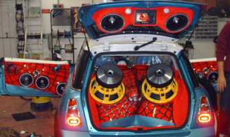 Mega stereo e musica ''a palla'': a Bari sfida tra auto a colpi di decibel